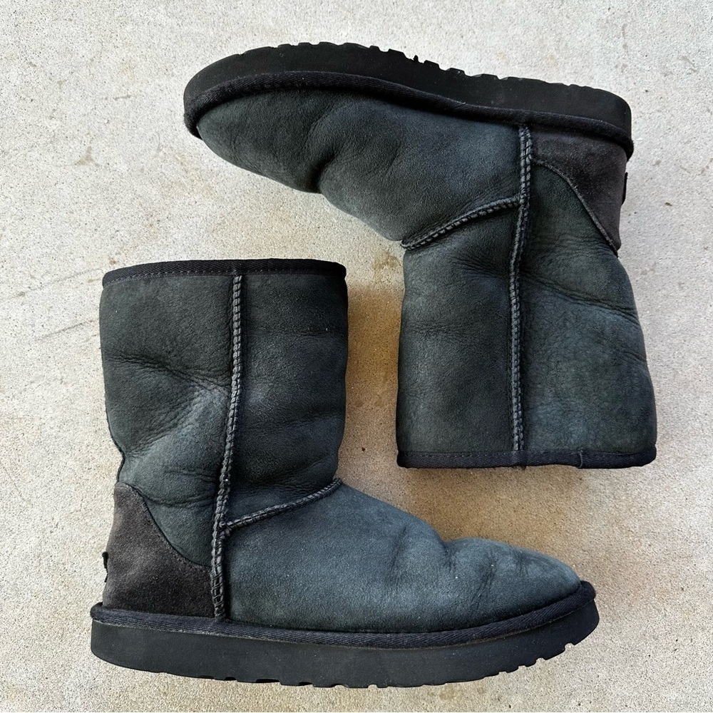 UGG Classic Short Black Sheepskin Boots Women’s Size 9